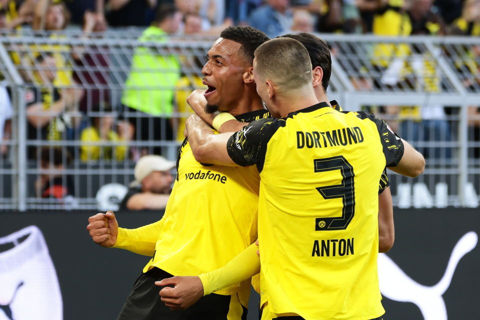 在进球后与, om, 新华社发 在进球后与, om, 新华社发