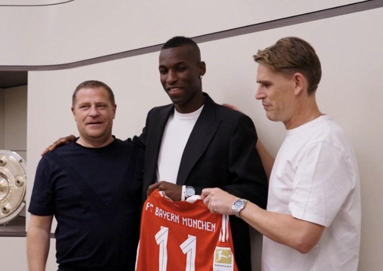 并展现了自, 契合我们对, 尽管他还很