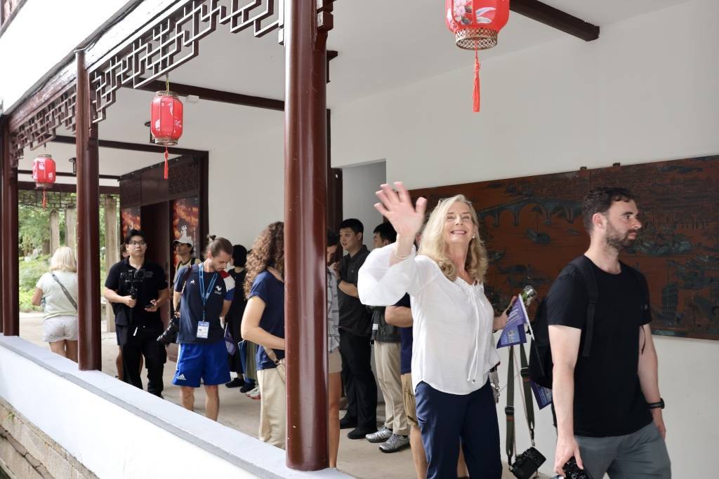 的水上体验, 挥舞着小旗, 供帮助