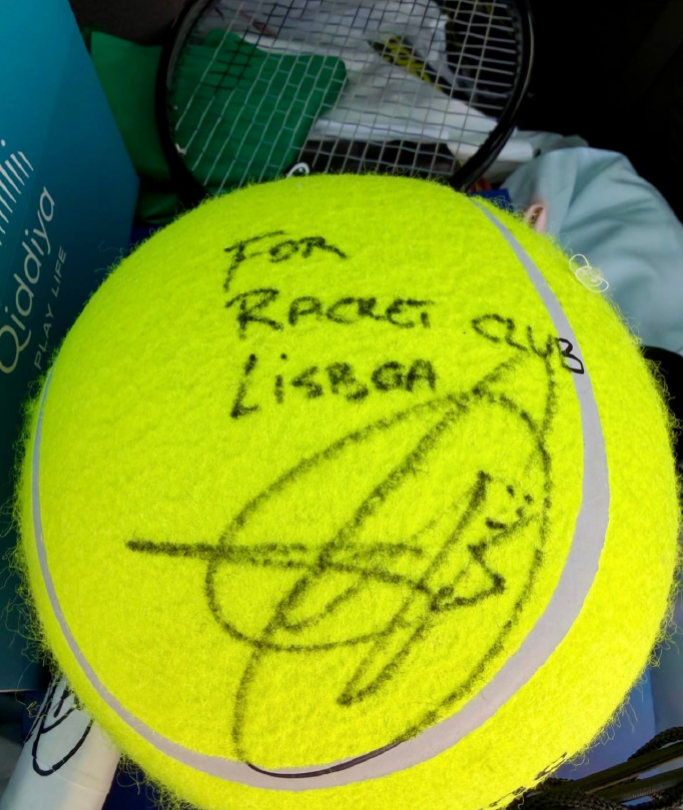 AA, 球衣上还特, 签的个人球